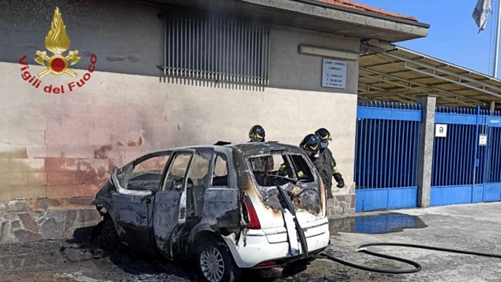 Mapello: auto si schianta e va in fiamme Famiglia in salvo